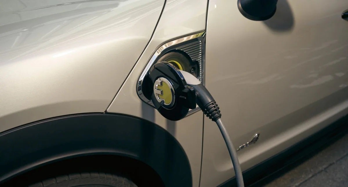 El MINI Cooper SE Countryman PHEV cargando. MINI of Sterling en Sterling VA