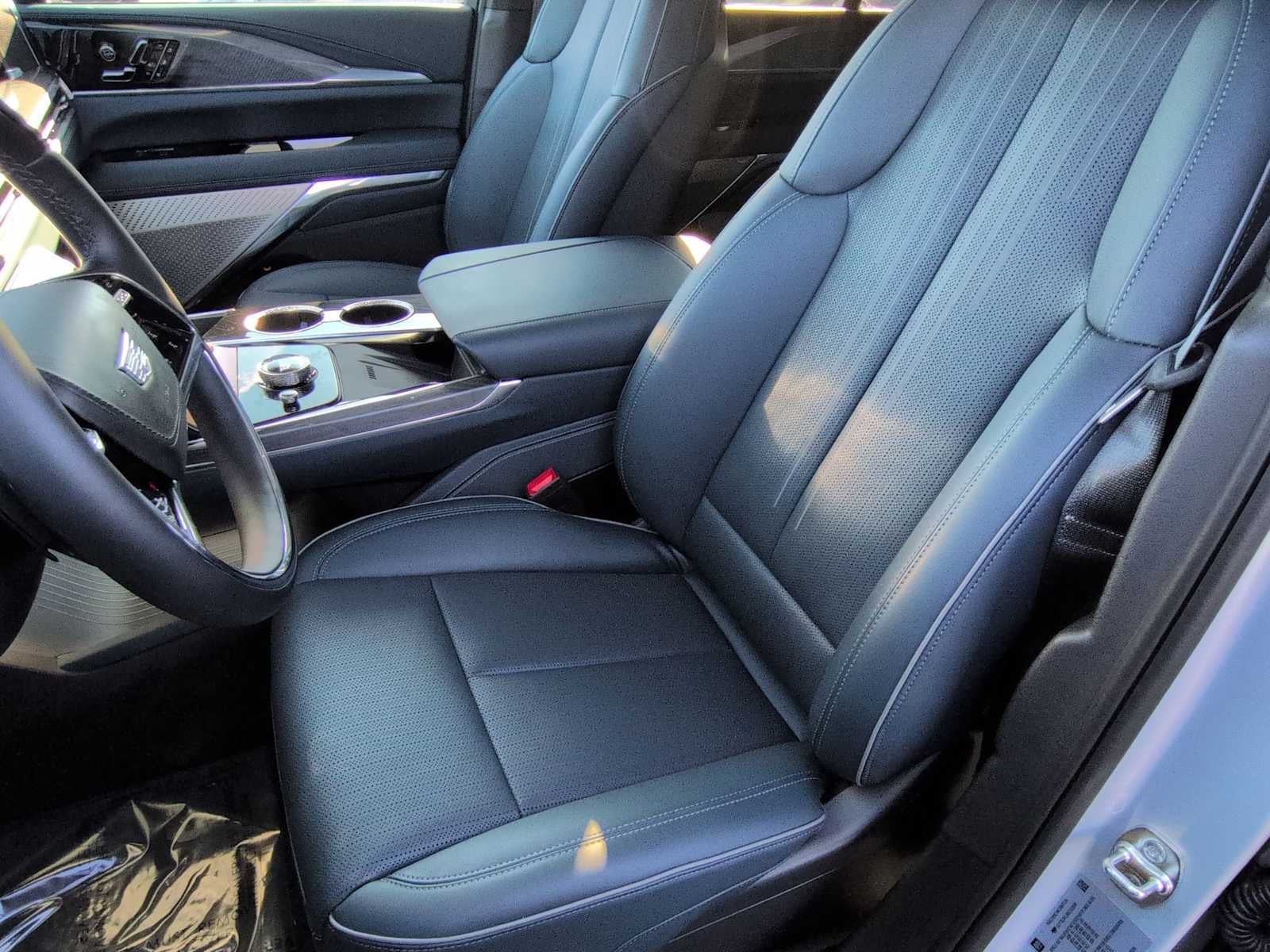 2025 Cadillac ESCALADE IQ Lujo 2