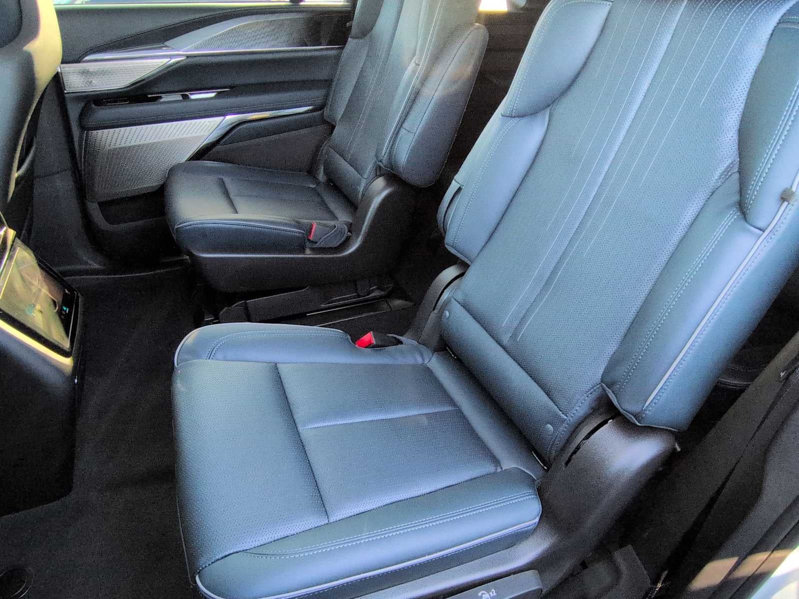 2025 Cadillac ESCALADE IQ Lujo 2