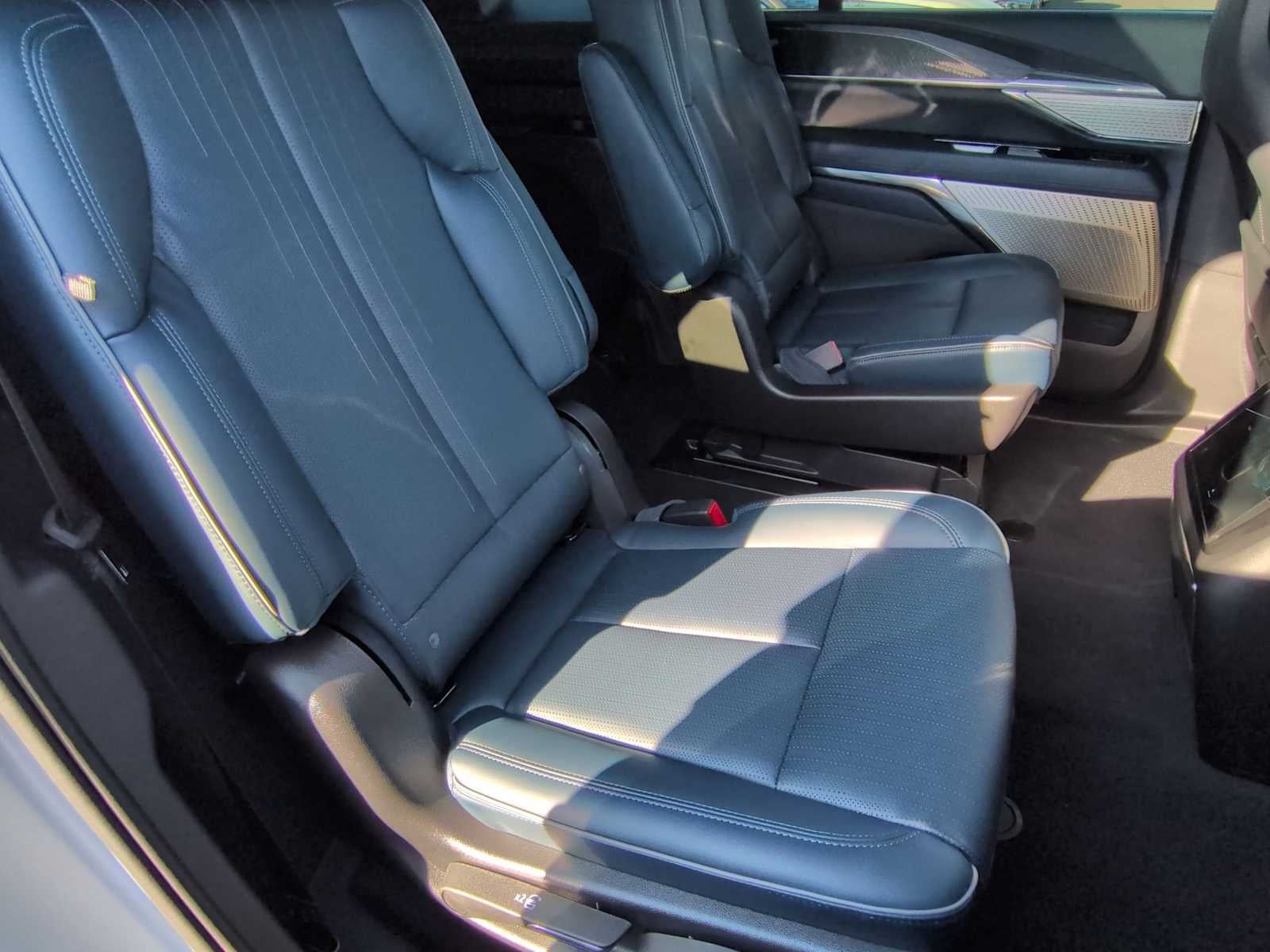 2025 Cadillac ESCALADE IQ Lujo 2