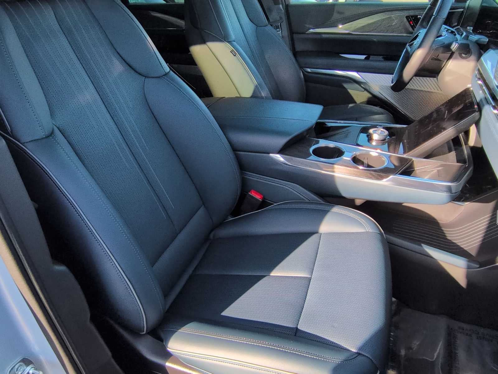 2025 Cadillac ESCALADE IQ Lujo 2