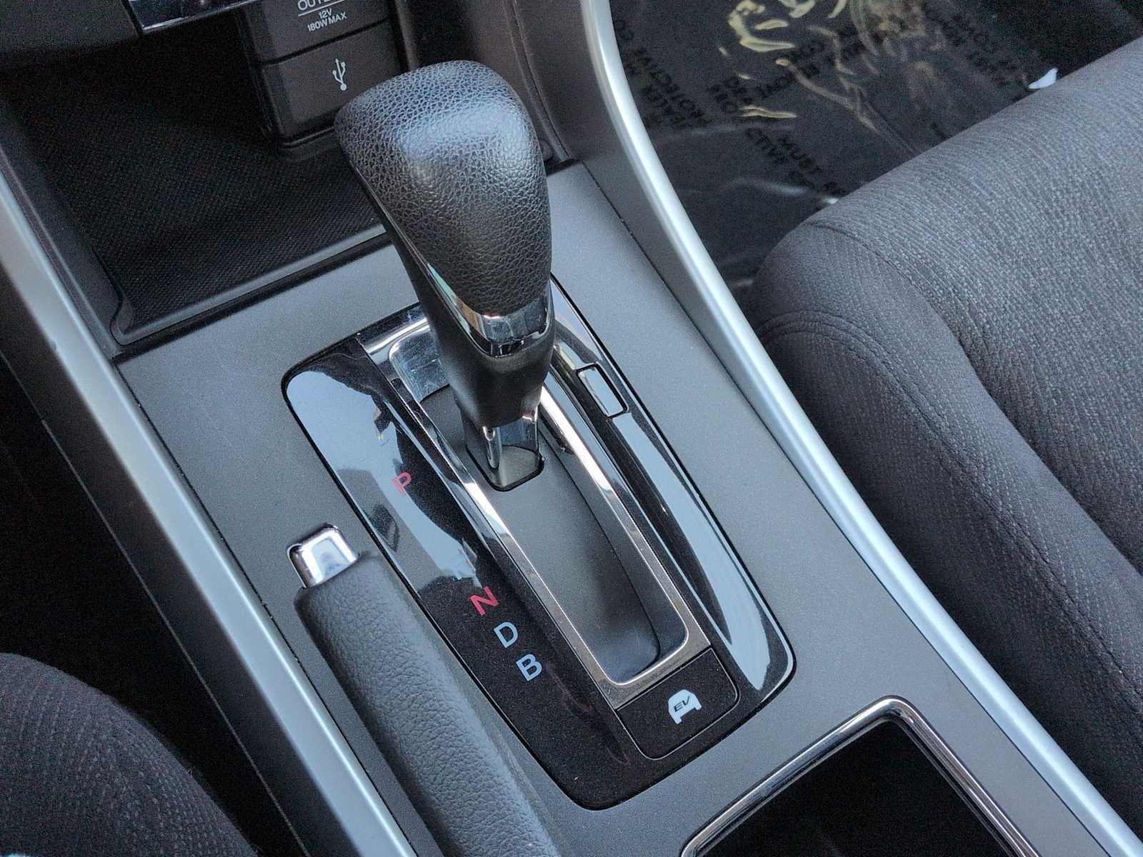 Honda Accord Hybrid de 4 puertas, berlina, 2015