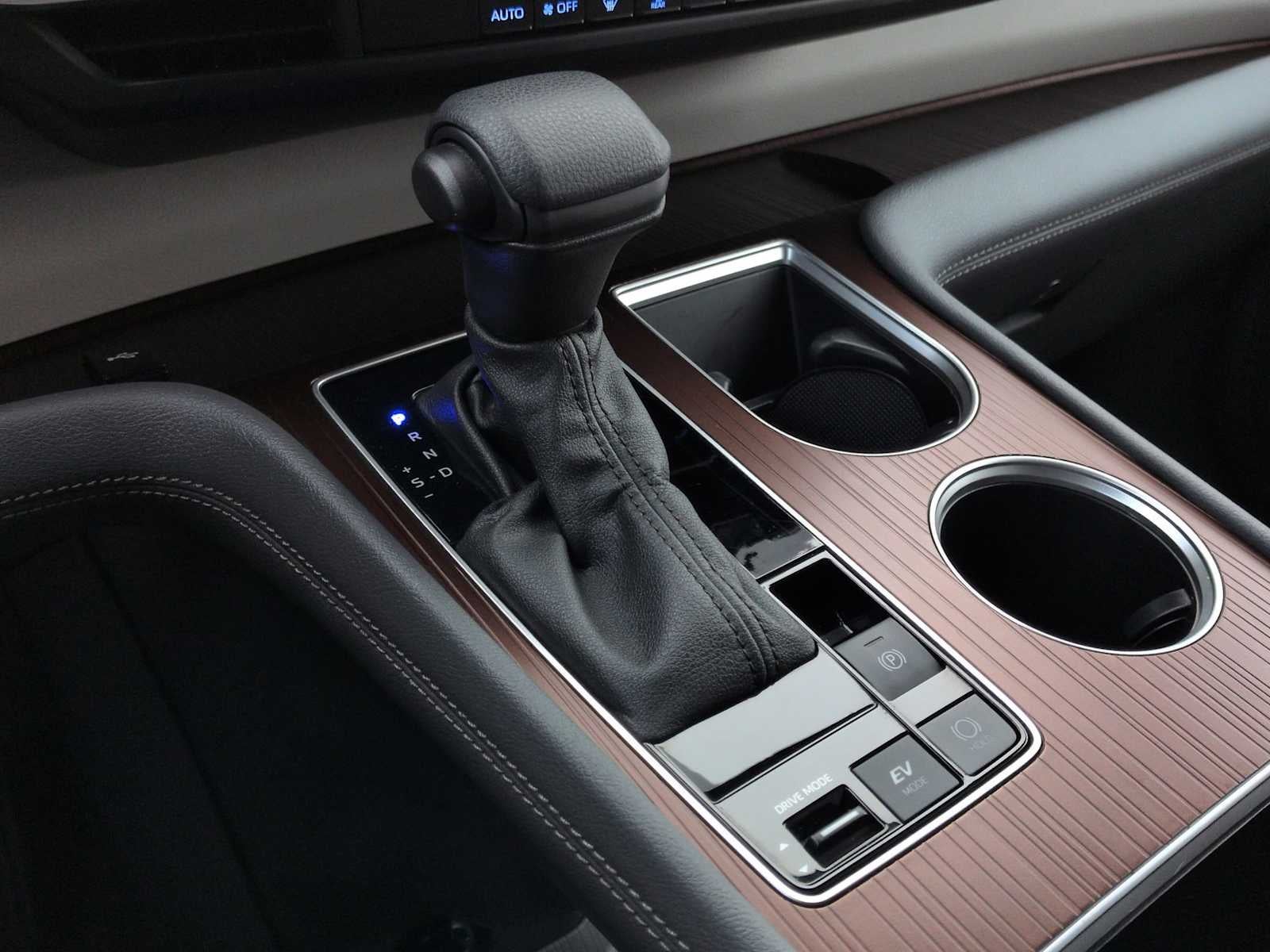 Toyota Sienna LE 2024