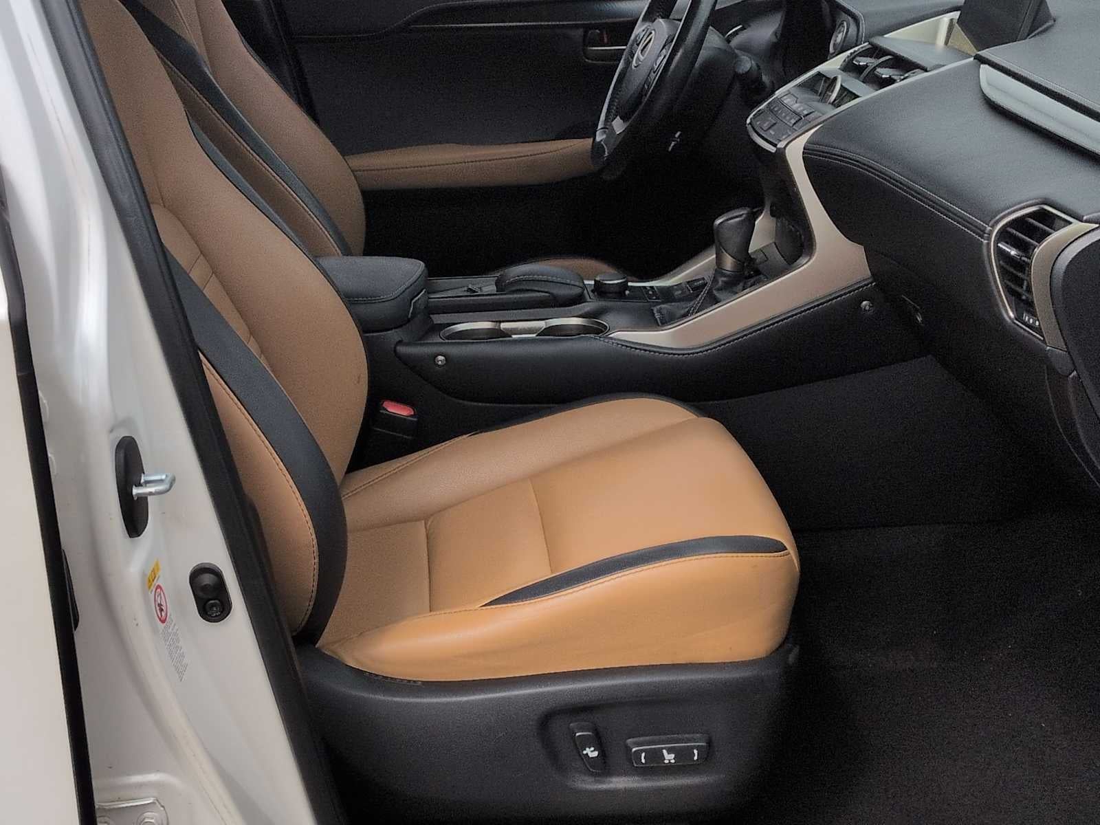 Lexus NX 200t de 2016, tracción delantera, 4 puertas
