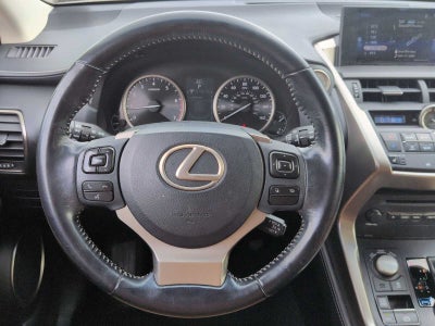 Lexus NX 200t de 2016, tracción delantera, 4 puertas