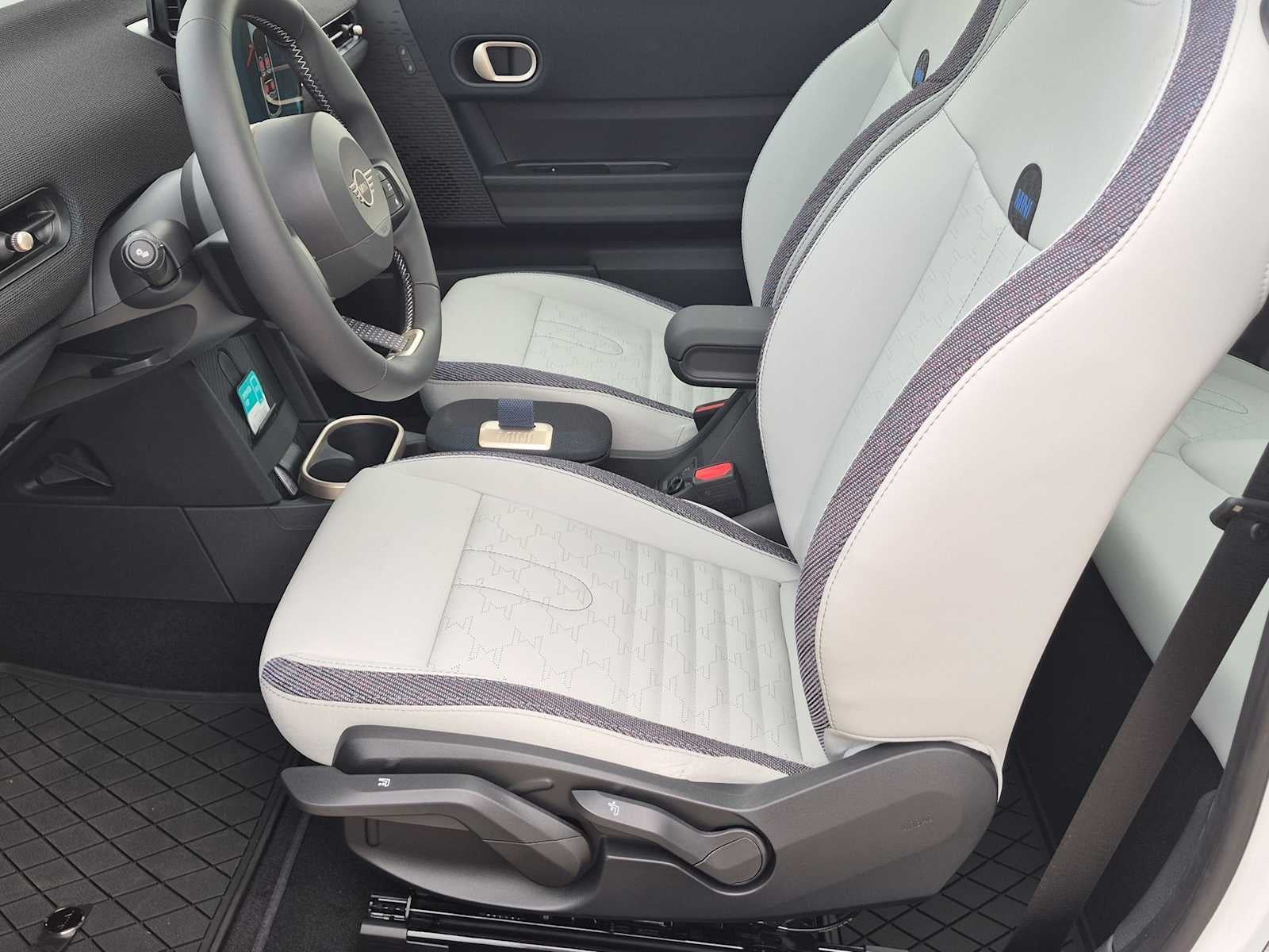 MINI ICONIC de 2 puertas, 2027