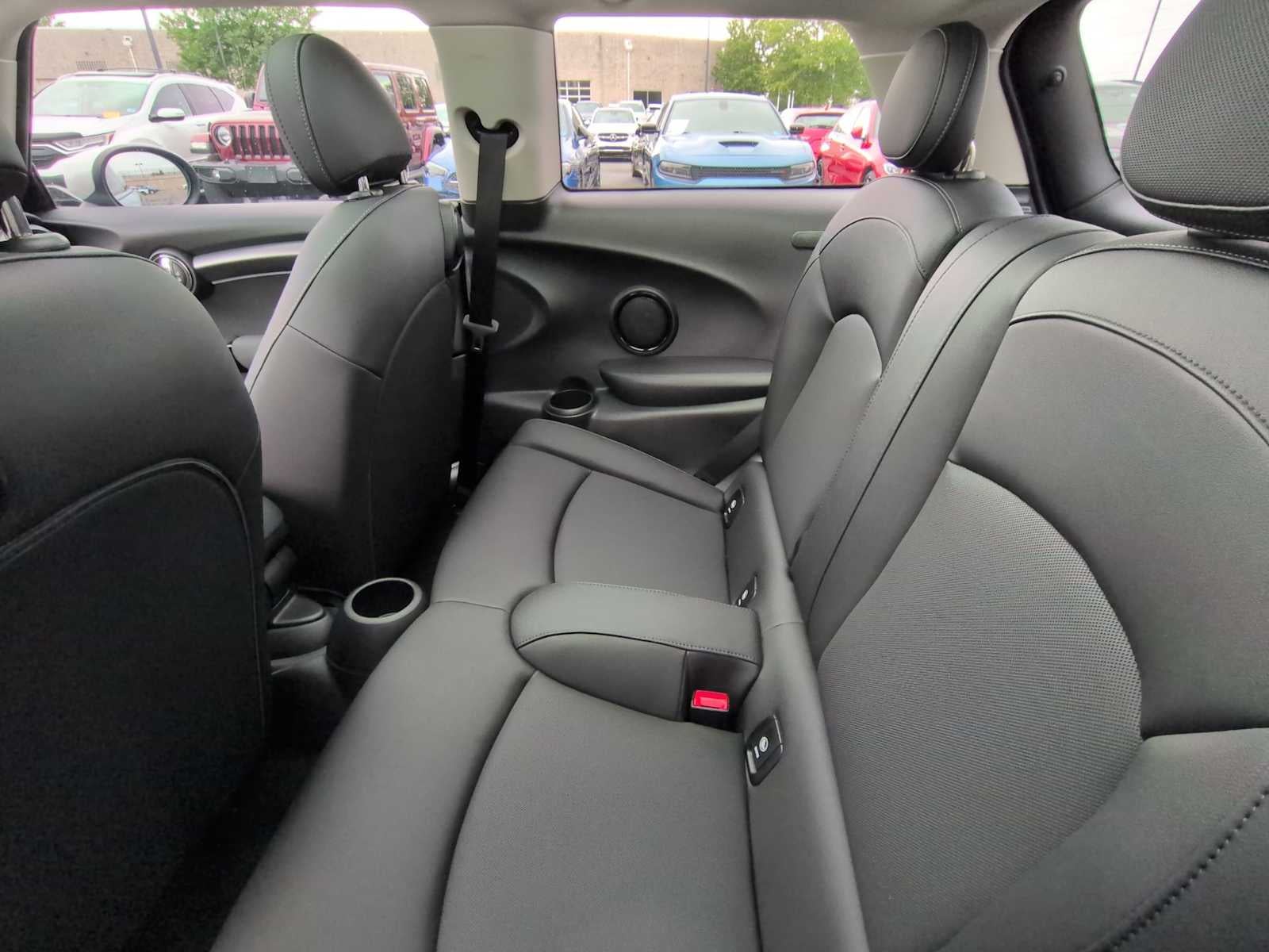 MINI Cooper de 2 puertas con techo rígido 2024