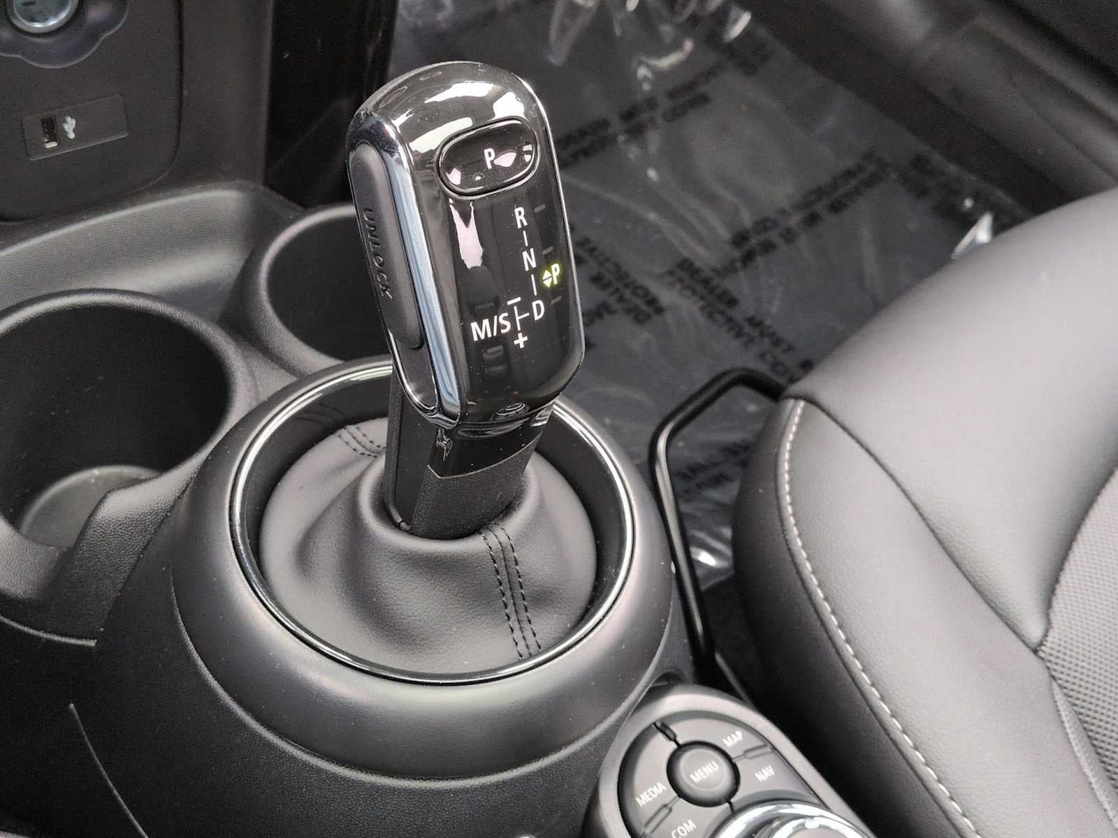 MINI Cooper de 2 puertas con techo rígido 2024