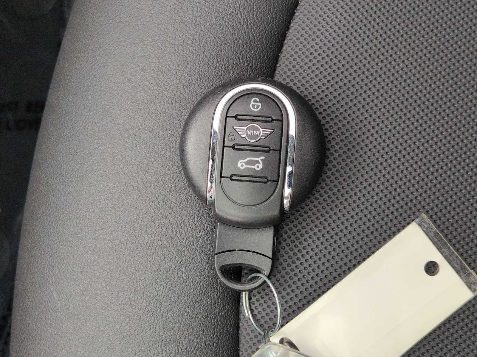 MINI Cooper de 2 puertas con techo rígido 2024