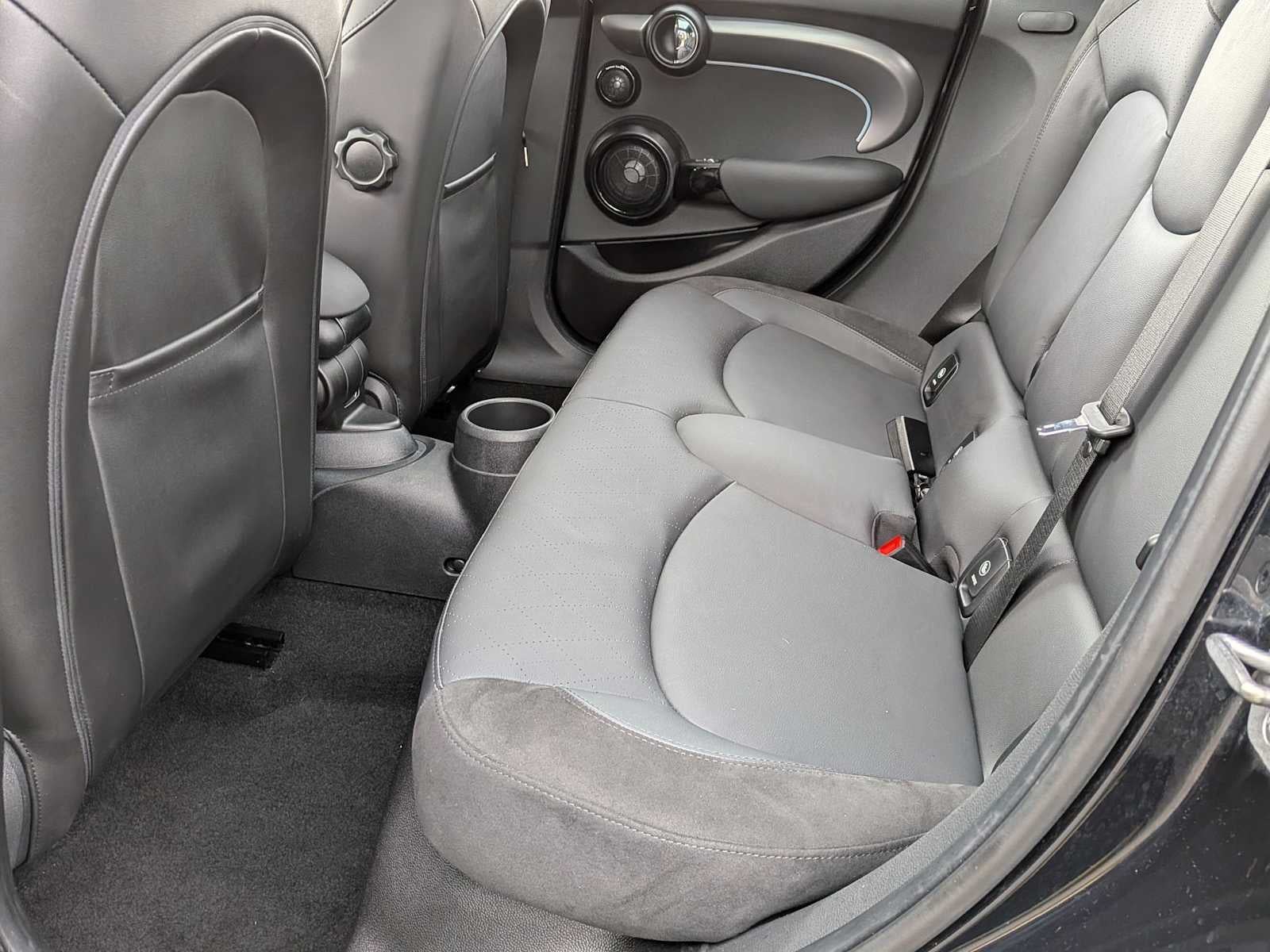 MINI Cooper S de 4 puertas con techo rígido 2024