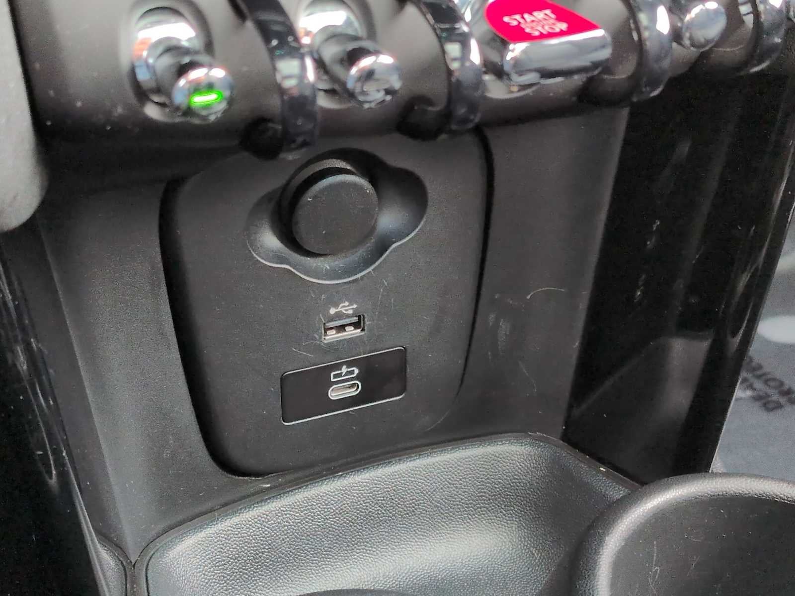 MINI Cooper S de 4 puertas con techo rígido 2024