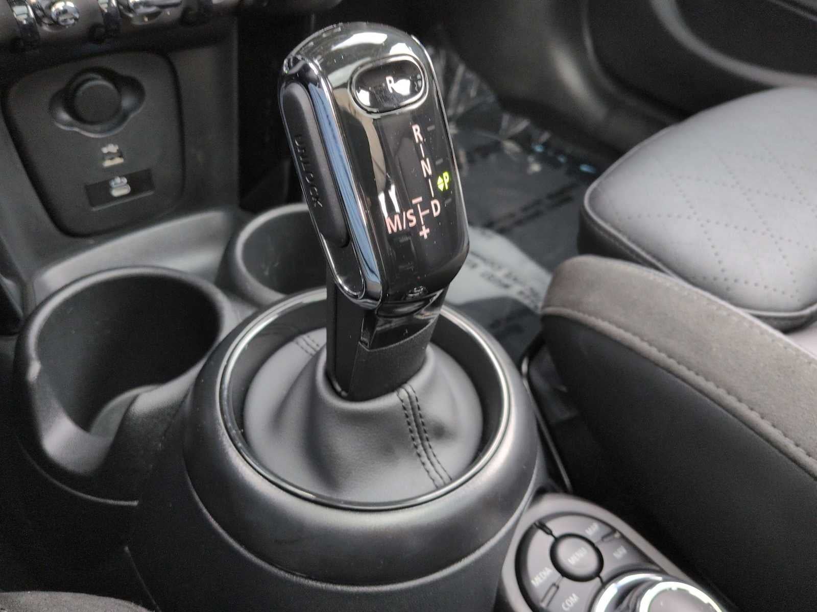 MINI Cooper S de 4 puertas con techo rígido 2024