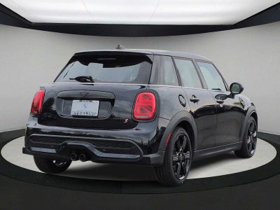 MINI Cooper S de 4 puertas con techo rígido 2024