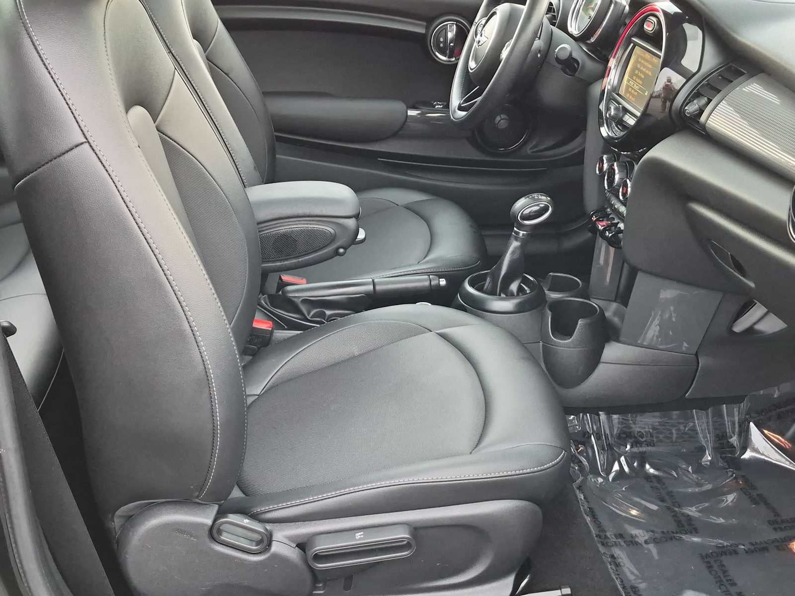 MINI Cooper de 2 puertas con techo rígido de 2018