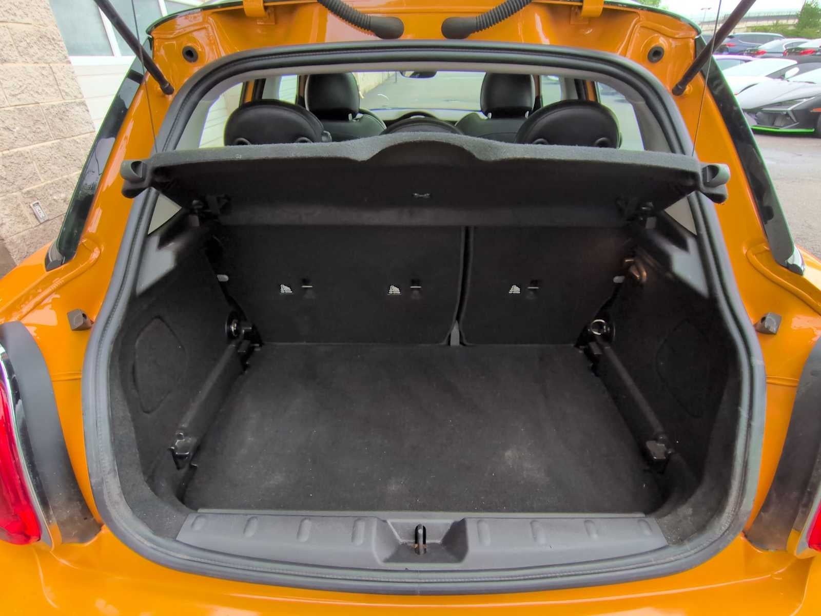 MINI Cooper S de 4 puertas con techo rígido de 2017