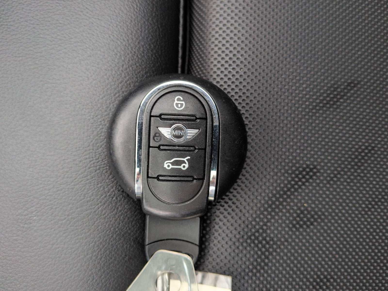 MINI Cooper S de 4 puertas con techo rígido de 2017