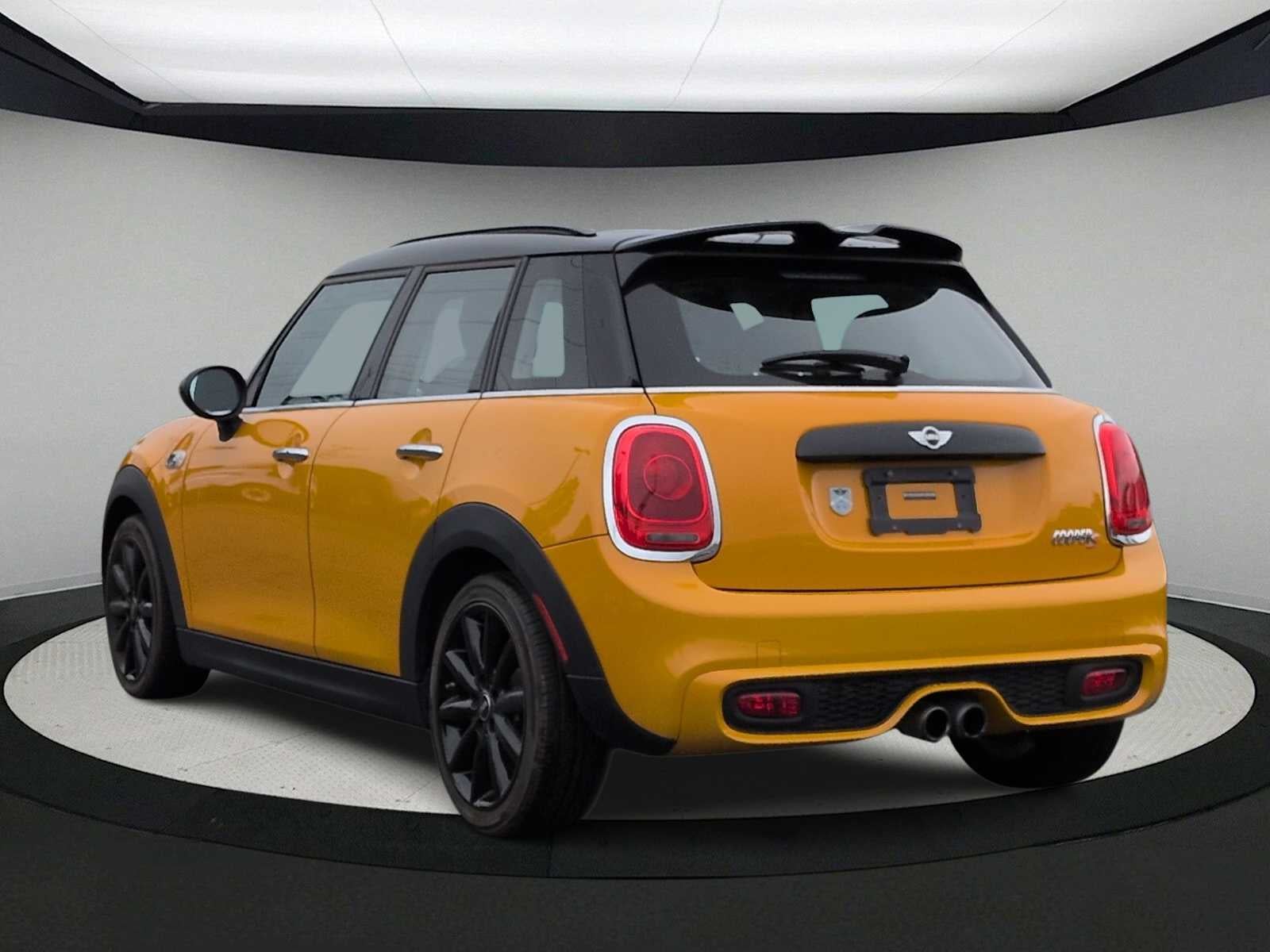 MINI Cooper S de 4 puertas con techo rígido de 2017