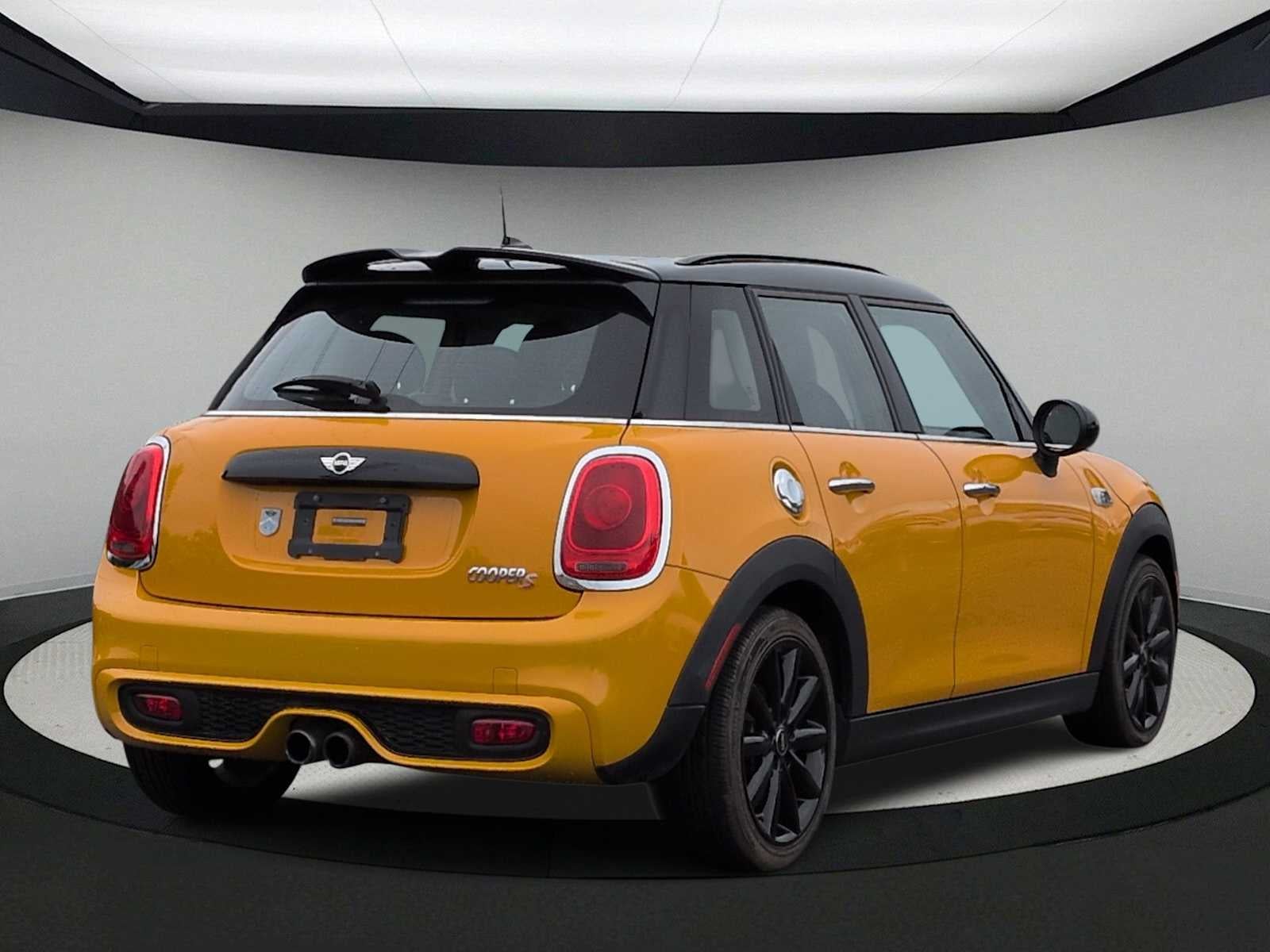 MINI Cooper S de 4 puertas con techo rígido de 2017