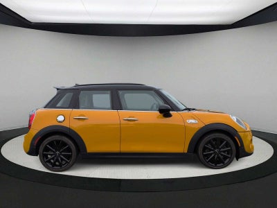 MINI Cooper S de 4 puertas con techo rígido de 2017