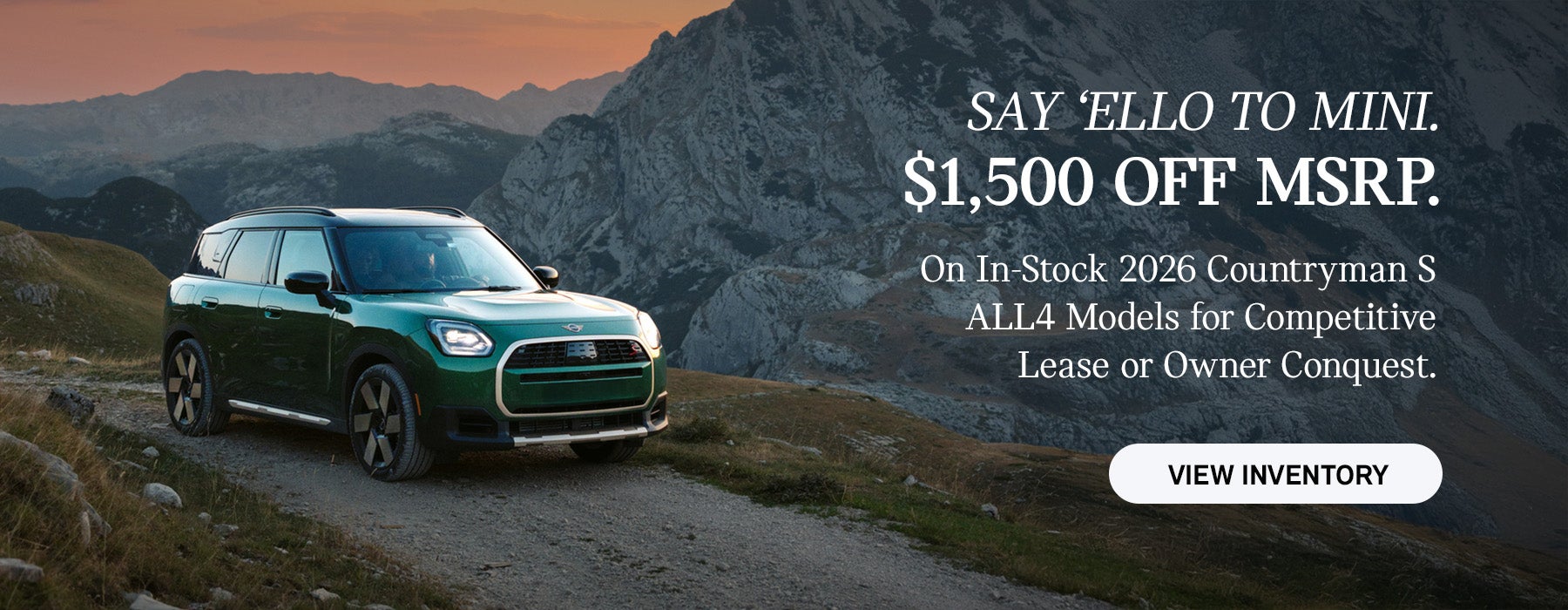 Vista lateral del lado del acompañante de un MINI Countryman circulando por una carretera de montaña.
