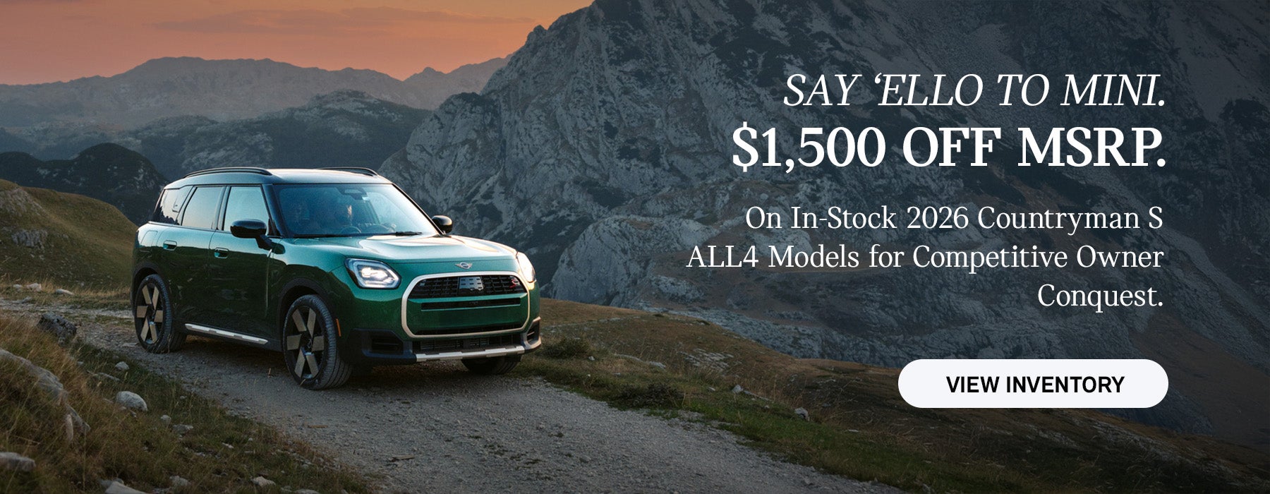 Vista lateral del lado del acompañante de un MINI Countryman circulando por una carretera de montaña.