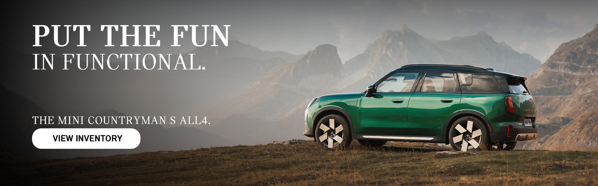Un MINI Countryman S ALL4 verde aparcado en un mirador de montaña cubierto de hierba, con picos escarpados al fondo. El texto promocional dice: