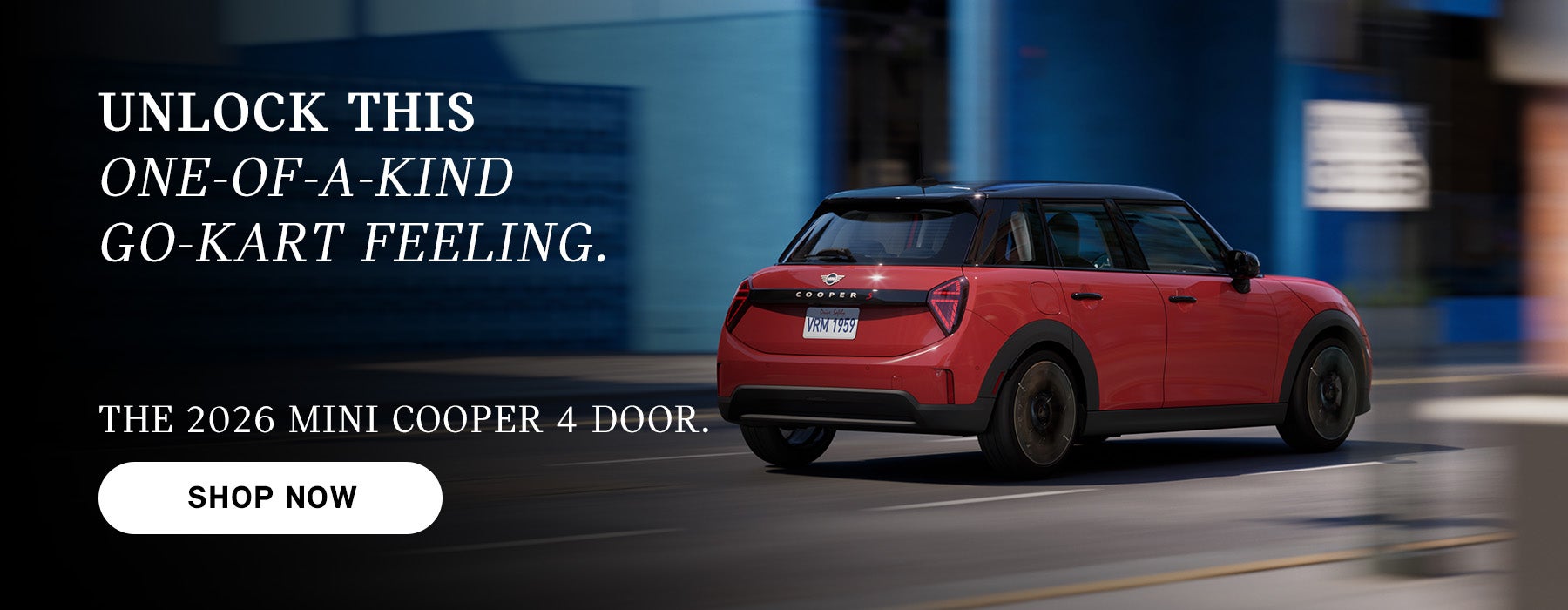 Un MINI Cooper rojo de cuatro puertas circulando por una calle de la ciudad, con un efecto de desenfoque de movimiento al fondo y un texto publicitario que promociona el modelo de 2026.