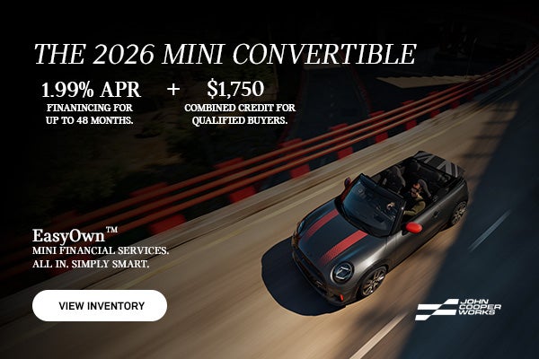 Plano aéreo de un MINI JCW Cabrio circulando por una autopista elevada.