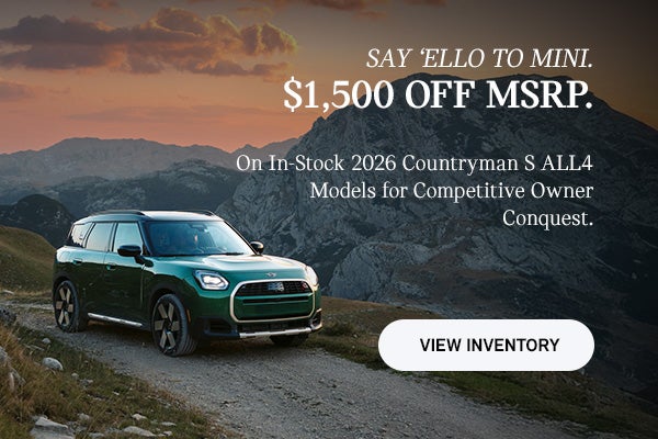 Vista lateral del lado del acompañante de un MINI Countryman circulando por una carretera de montaña.