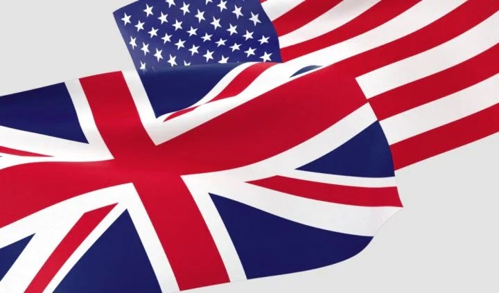 Banderas onduladas británica y estadounidense superpuestas sobre un fondo beige. | MINI of Sterling en Sterling VA