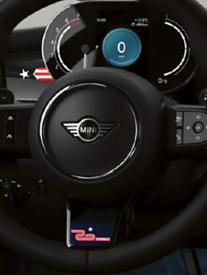 Primer plano del volante de cuero napa con inserción 20 Years Edition y levas de cambio. | MINI of Sterling en Sterling VA