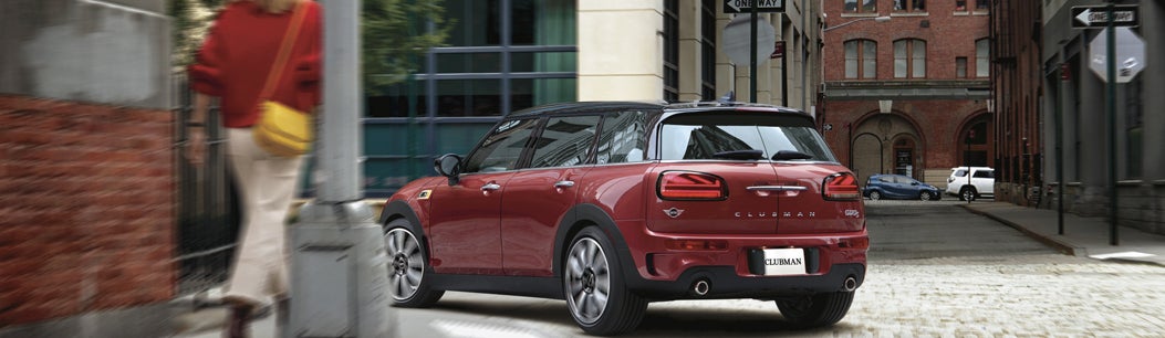 El MINI Clubman 2O22 doblando una esquina en el centro.