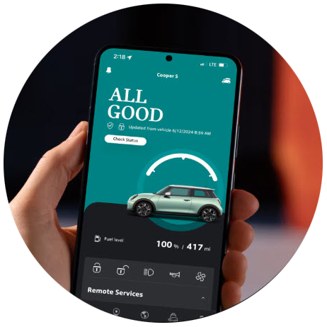 Una mano sosteniendo su teléfono con la aplicación MINI abierta en la pantalla.