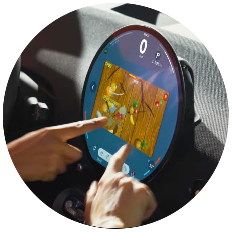 Una mano sosteniendo su teléfono con la aplicación MINI abierta en la pantalla.
