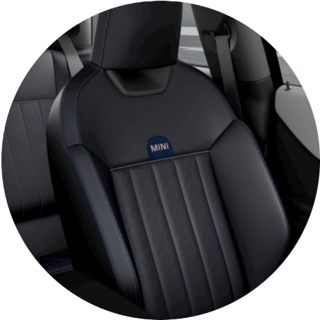 Una imagen del interior del Mini Cooper Hardtop 2 Puertas mostrando los tres asientos deportivos traseros.