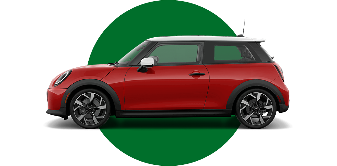 Vista lateral de un MINI Cooper 2 Puertas en el color de carrocería Chili Red, mirando hacia la izquierda con su sombra debajo.