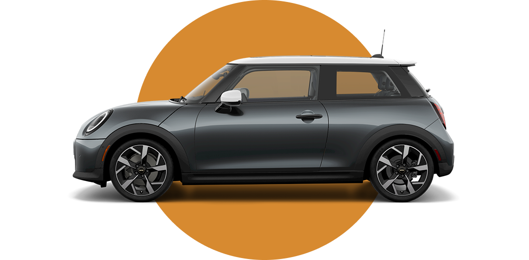 Vista lateral de un MINI Cooper 2 Puertas en el color de carrocería Gris Leyenda, mirando hacia la izquierda con su sombra debajo.