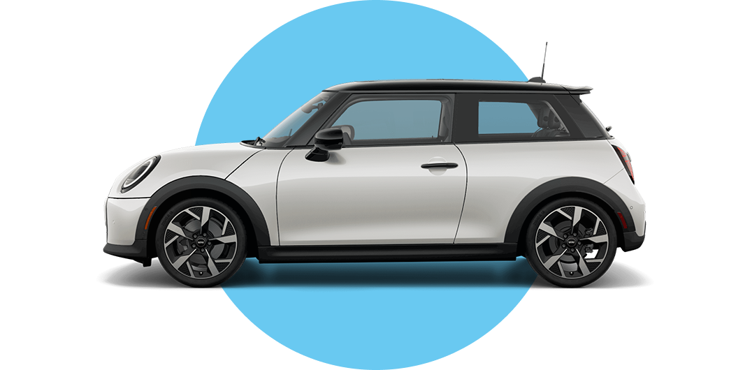 Vista lateral de un MINI Cooper 2 Puertas en el color de carrocería Nanuq White, mirando hacia la izquierda con su sombra debajo.