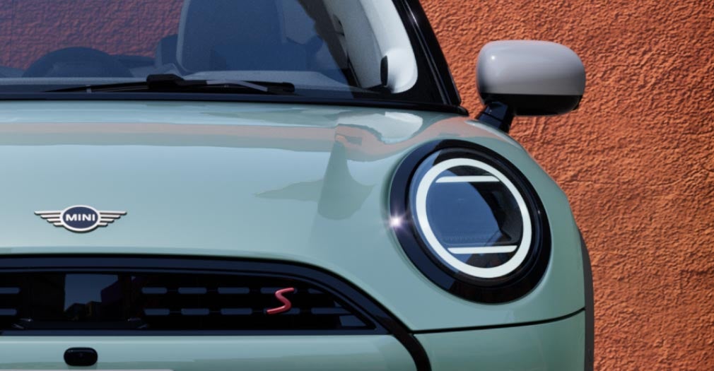 Vista frontal del lado del conductor del MINI Cooper S 2 Puertas.