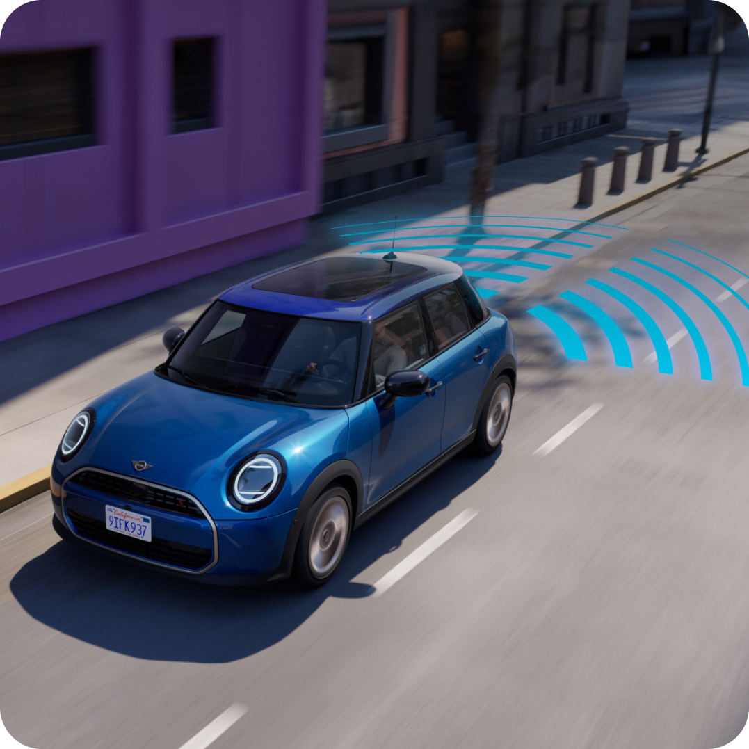 Vista aérea del MINI Cooper 4 Puertas rodeado de señales de advertencia azules.