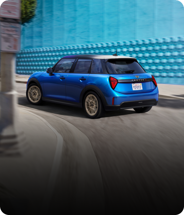 El Cooper S 4 puertas gira en una curva.