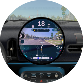 Un primer plano de MINI Navigation AR ayudando con las indicaciones en la pantalla MINI OLED.