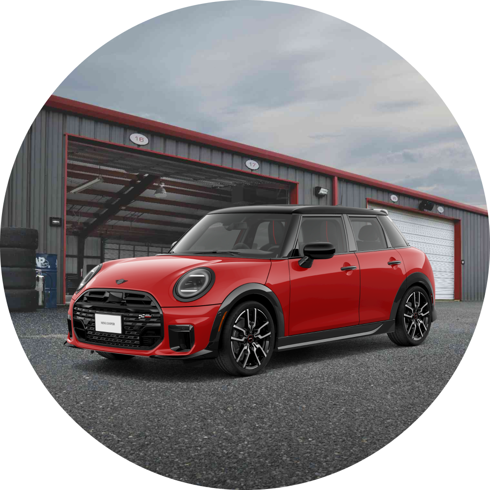 Vista en ángulo de un MINI Cooper 4 Puertas aparcado delante de un garaje industrial.