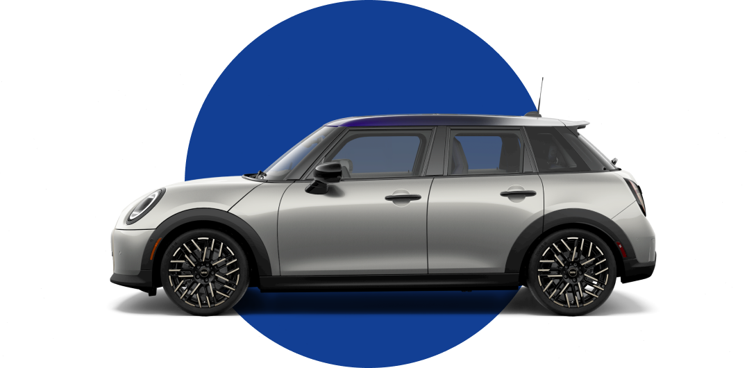 Vista lateral de un MINI Cooper 4 Puertas en el color de carrocería Melting Silver III Metallic, mirando hacia la izquierda con su sombra debajo.