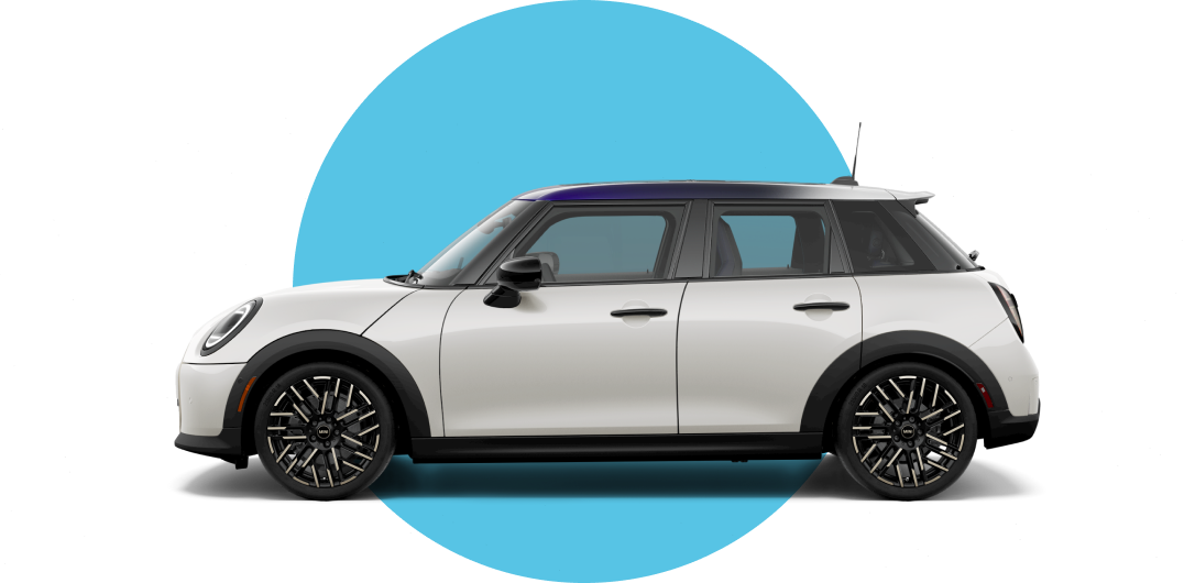 Vista lateral de un MINI Cooper 4 Puertas en el color de carrocería Nanuq White Metallic, mirando hacia la izquierda con su sombra debajo.