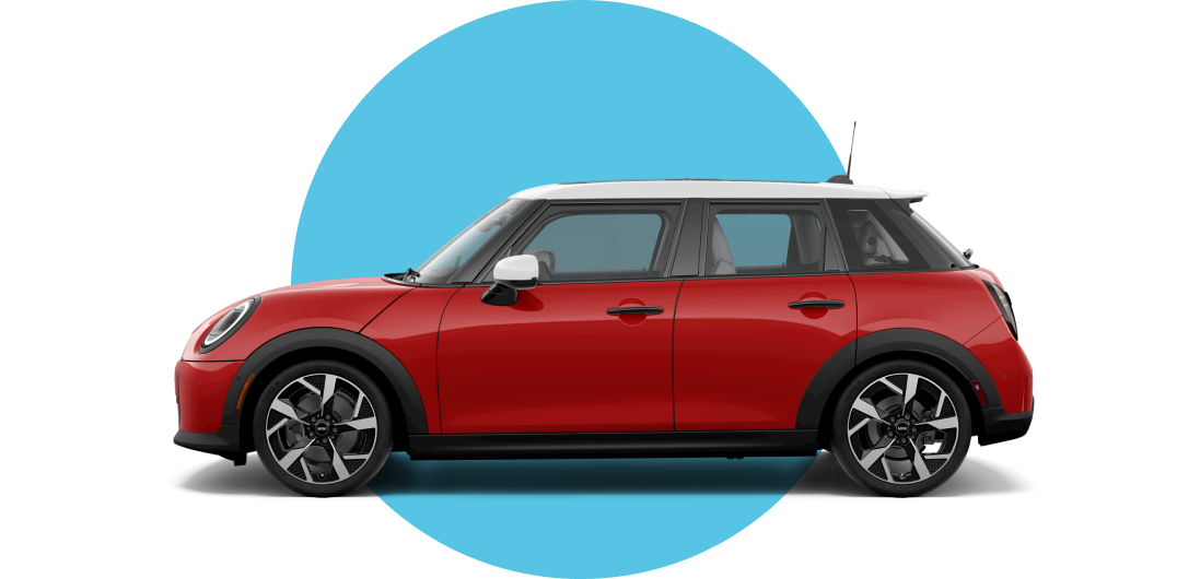 Vista lateral de un MINI Cooper 4 Puertas en el color de carrocería Chili Red II, mirando hacia la izquierda con su sombra debajo.