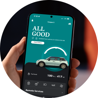 Una mano sosteniendo su teléfono con la aplicación MINI abierta en la pantalla.