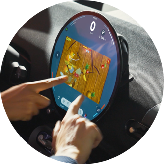 Dos manos jugando al videojuego Fruit Ninja mientras están aparcadas en la pantalla MINI OLED.