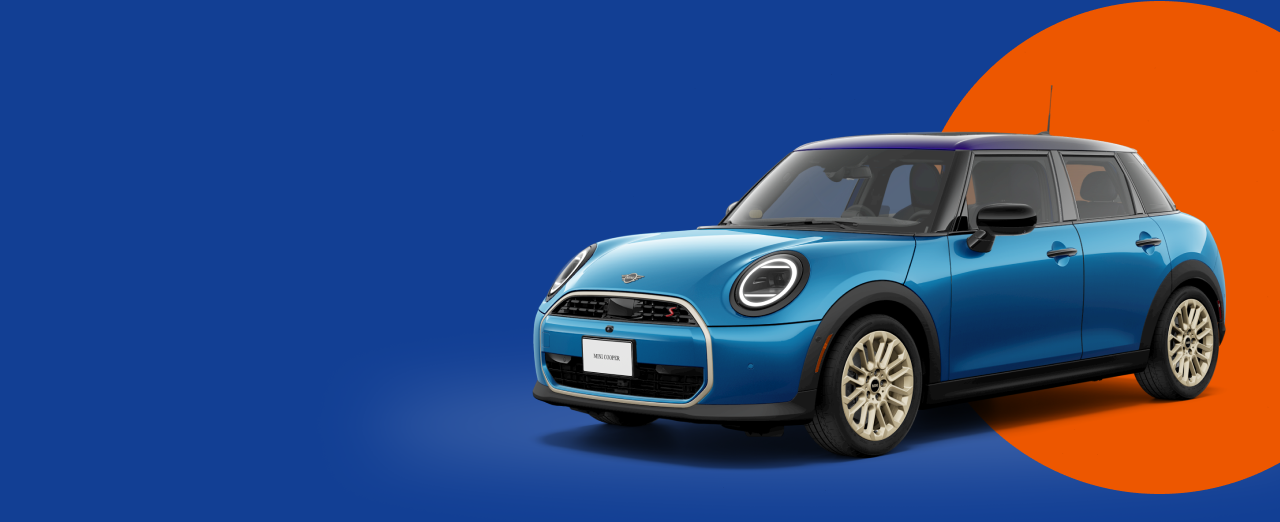 Vista en ángulo de un MINI Cooper S 4 Puertas en color Icy Sunshine Blue delante de un círculo naranja brillante con fondo azul.