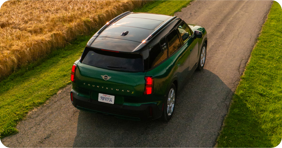Vista aérea del MINI Countryman SE ALL4 circulando por una carretera.